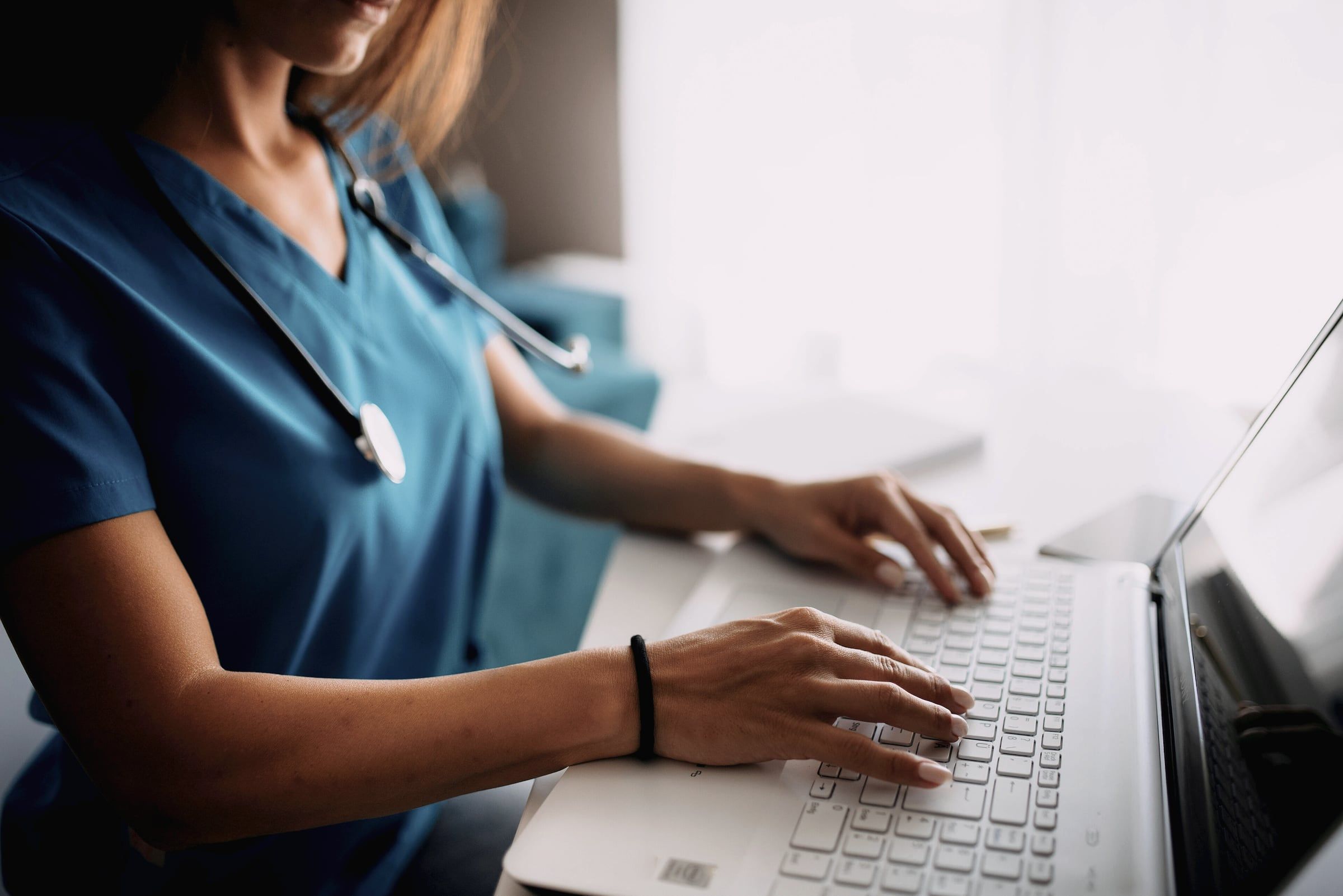 Profesional de la salud confirmando turnos desde una computadora portátil